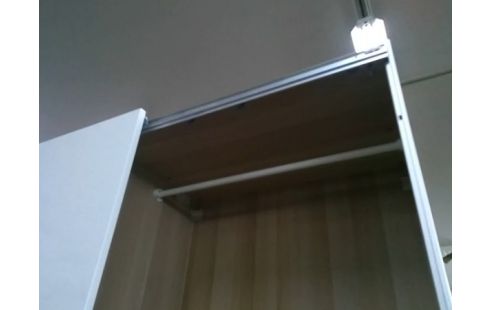 ARMOIRE 2P COULISSANTES AVEC PENDERIES ET RANGEMENT (H240)